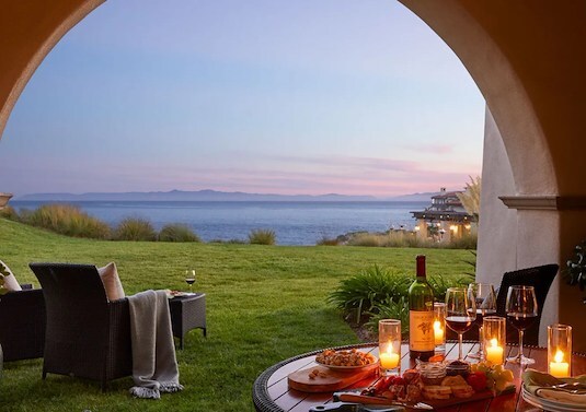 An awe-inspiring oceanfront property tucked on a peninsula in Southern California.