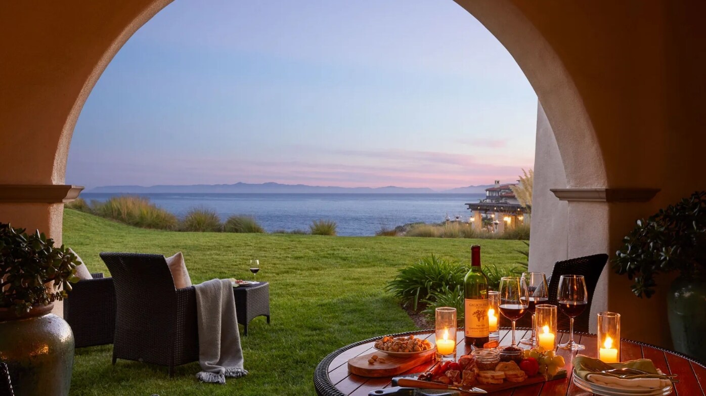 An awe-inspiring oceanfront property tucked on a peninsula in Southern California.