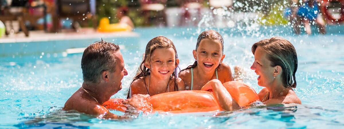Las familias disfrutan de la diversión en la piscina en Playa Del Carmen.