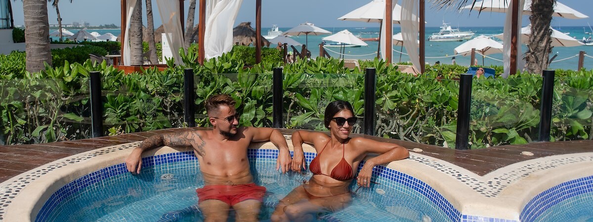 El jacuzzi de The Reef Resorts ofrece unas vistas impresionantes del océano en Playa del Carmen.