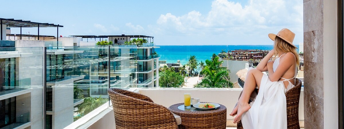 Un huésped disfruta de la vista en The Reef Resorts en Playa Del Carmen, México.