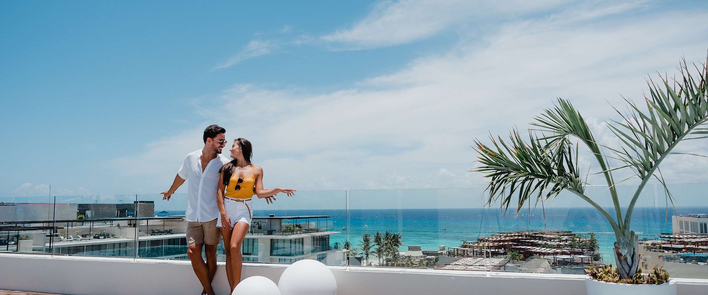 Una pareja disfruta de la vista escénica en The Reef Resorts en Playa del Carmen.