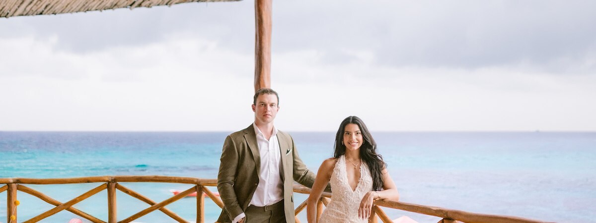 Una pareja disfruta de un momento romántico en The Reef Resorts en Playa Del Carmen.