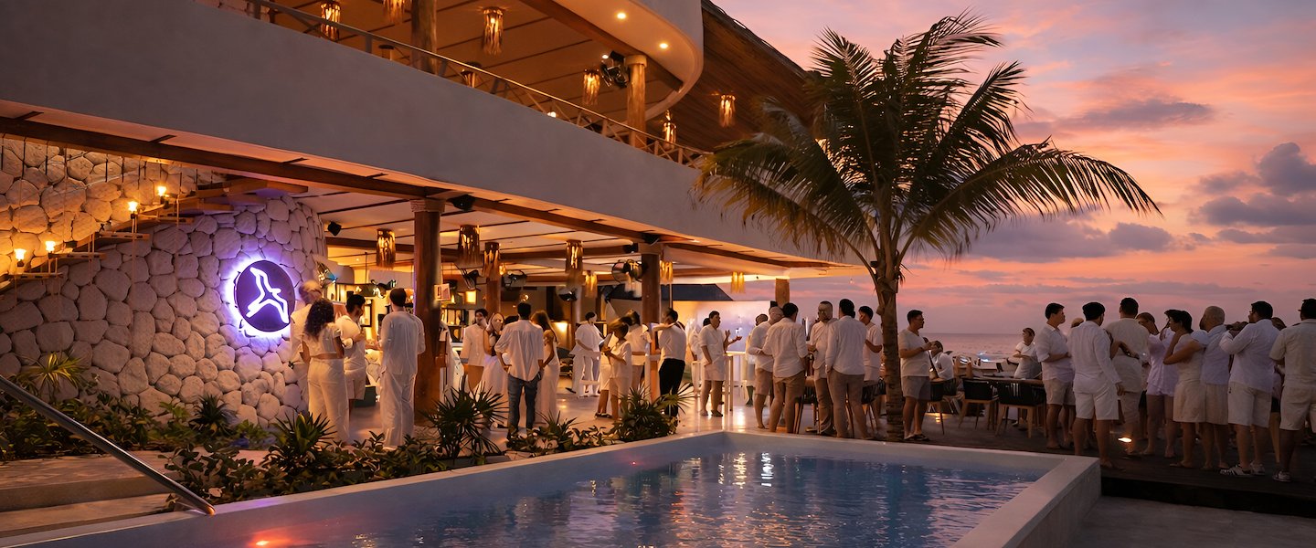 Los huéspedes disfrutan de una velada en The Reef Resorts en Playa Del Carmen, México.