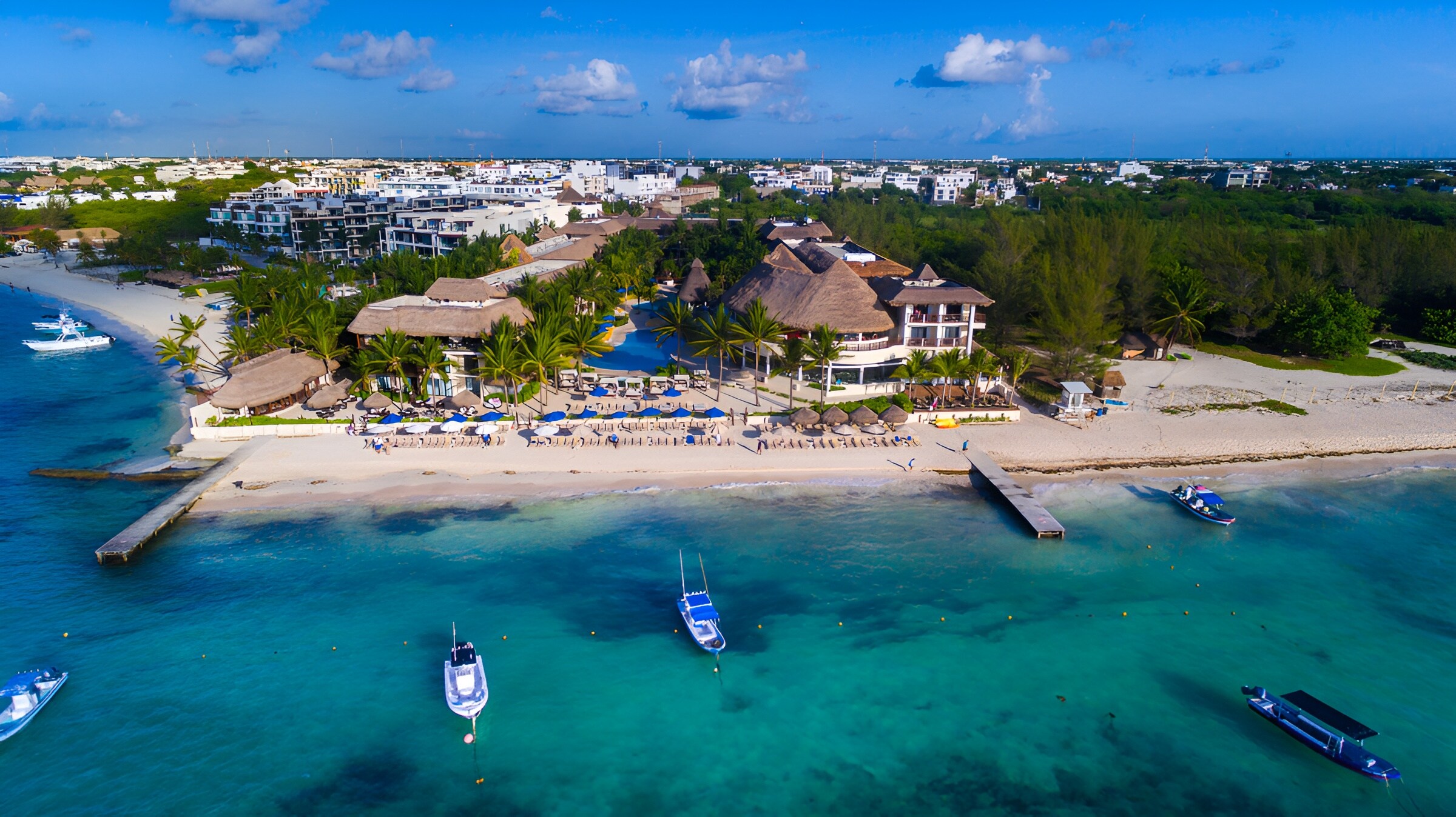 Vista aérea del The Reef Coco Beach Resort & Spa en Playa Del Carmen, México.