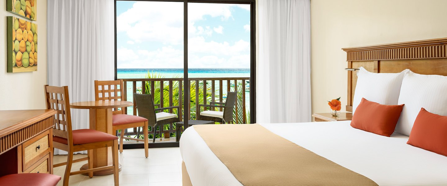 Habitación brillante y acogedora en The Reef Coco Beach Resort & Spa en México.