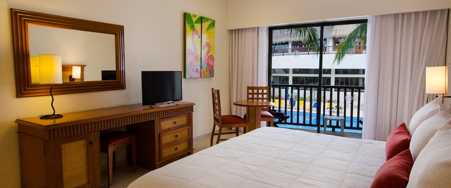 Habitación acogedora en The Reef Coco Beach Resort & Spa en Playa Del Carmen, México.