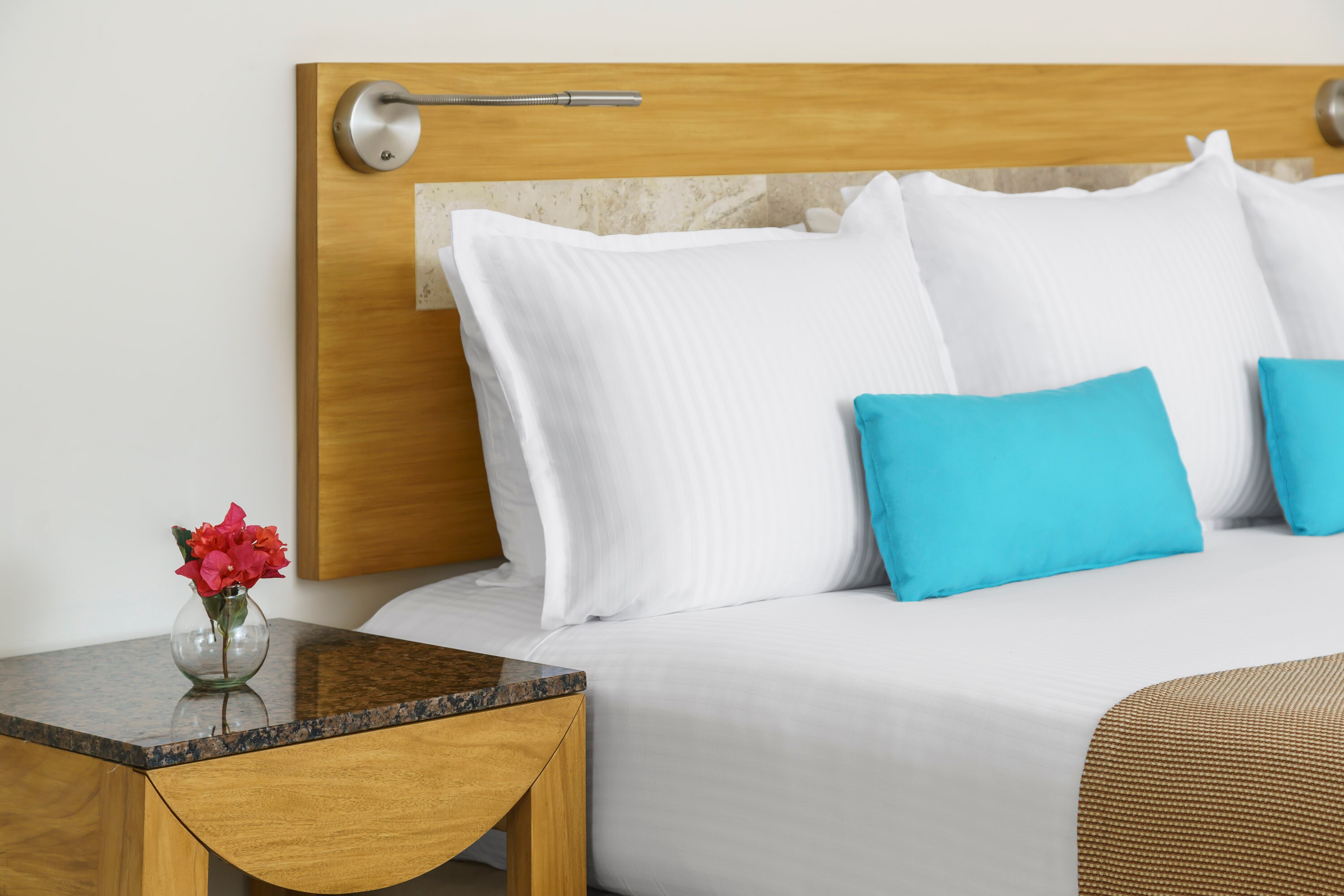 Una habitación acogedora con decoraciones brillantes en The Reef Playacar Beach Resort & Spa.