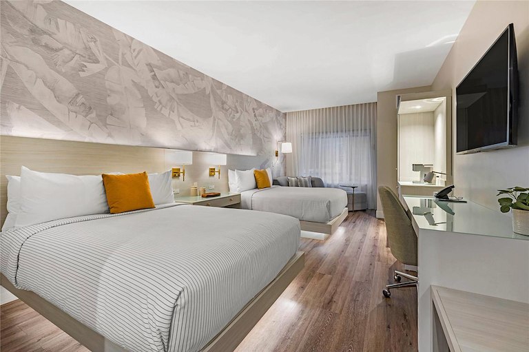 2 Queen Beds, Accessible
