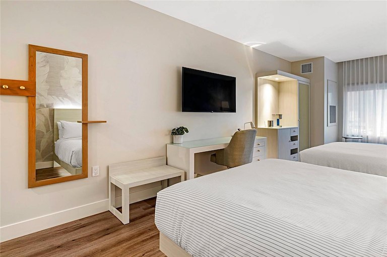 2 Queen Beds, Pool View