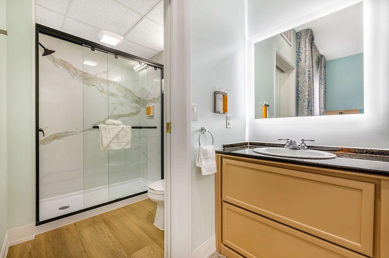 1 King Bed, 1 Bedroom Suite, 1-Person Sofabed