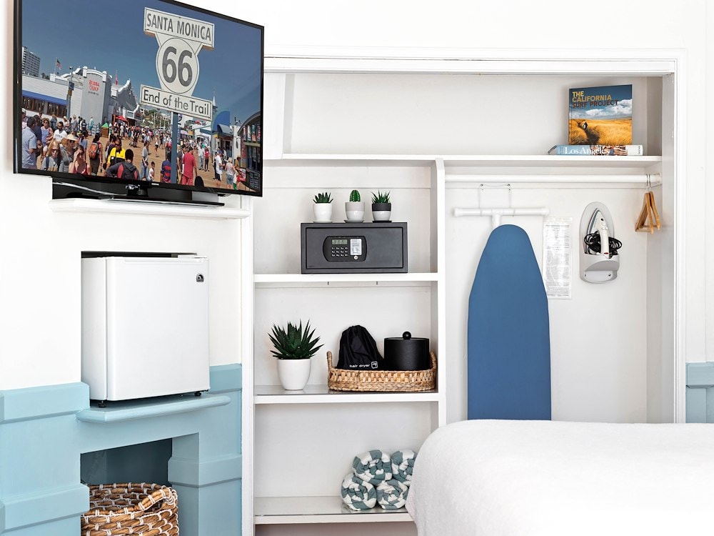Amenities of California Classic Queen Sea Blue Hotel at Santa Monica, California 