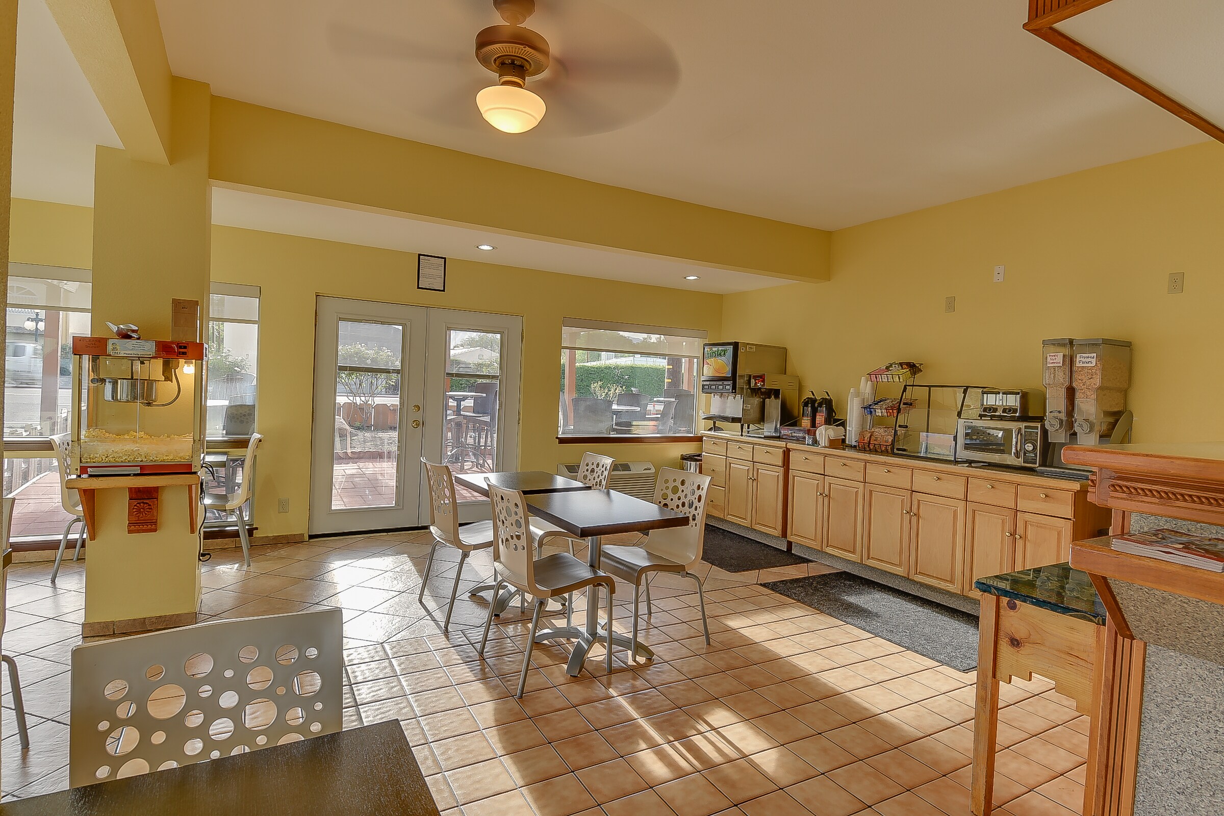 Breakfast Lounge at Vagabond Inn - Bishop