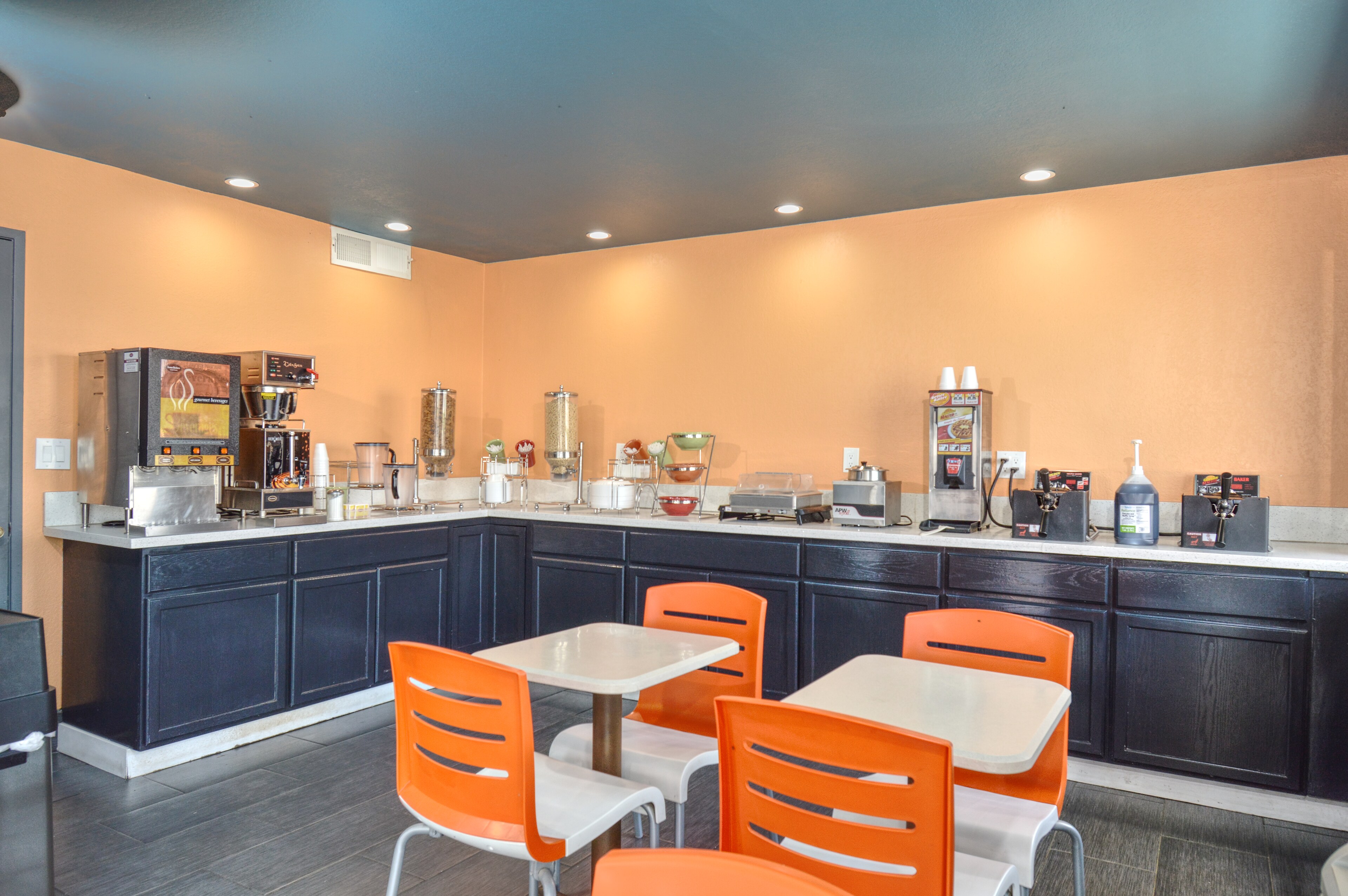 Breakfast area of Vagabond Inn - Buttonwillow North