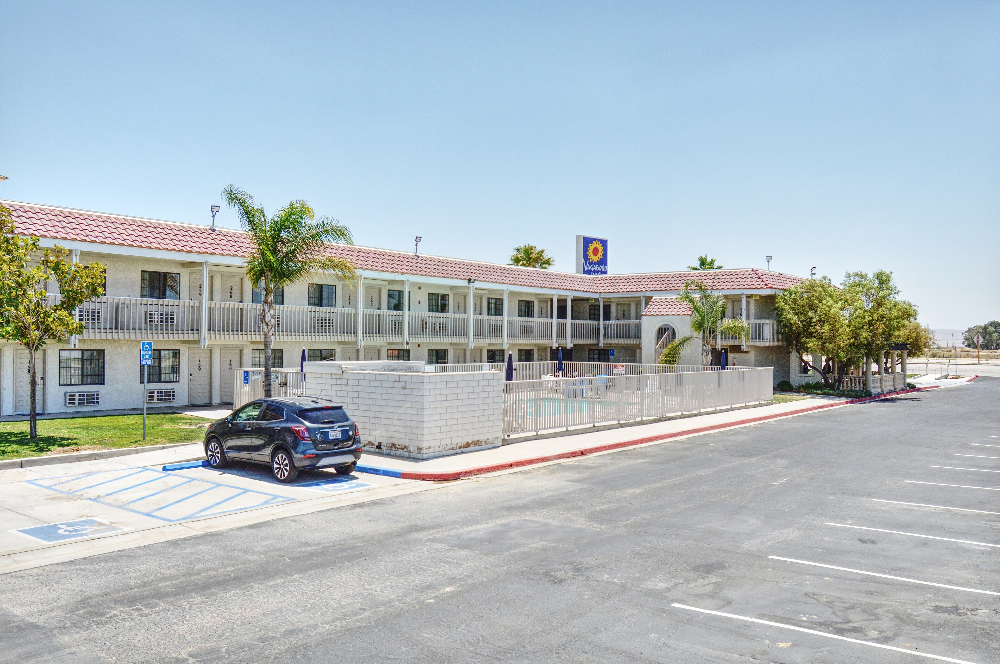 Parking Area at Vagabond Inn - Buttonwillow North