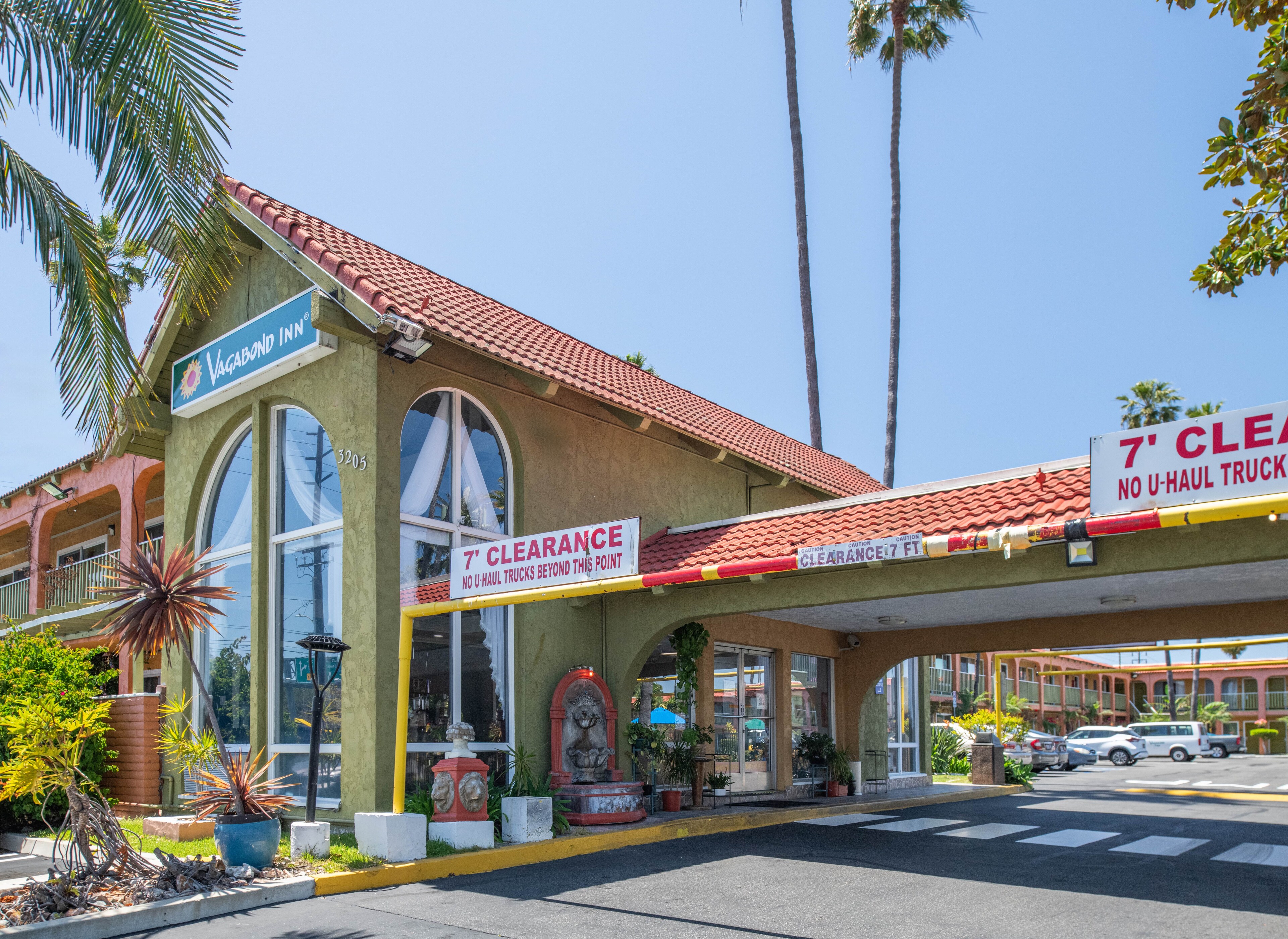 Vagabond Inn - Costa Mesa Entrance