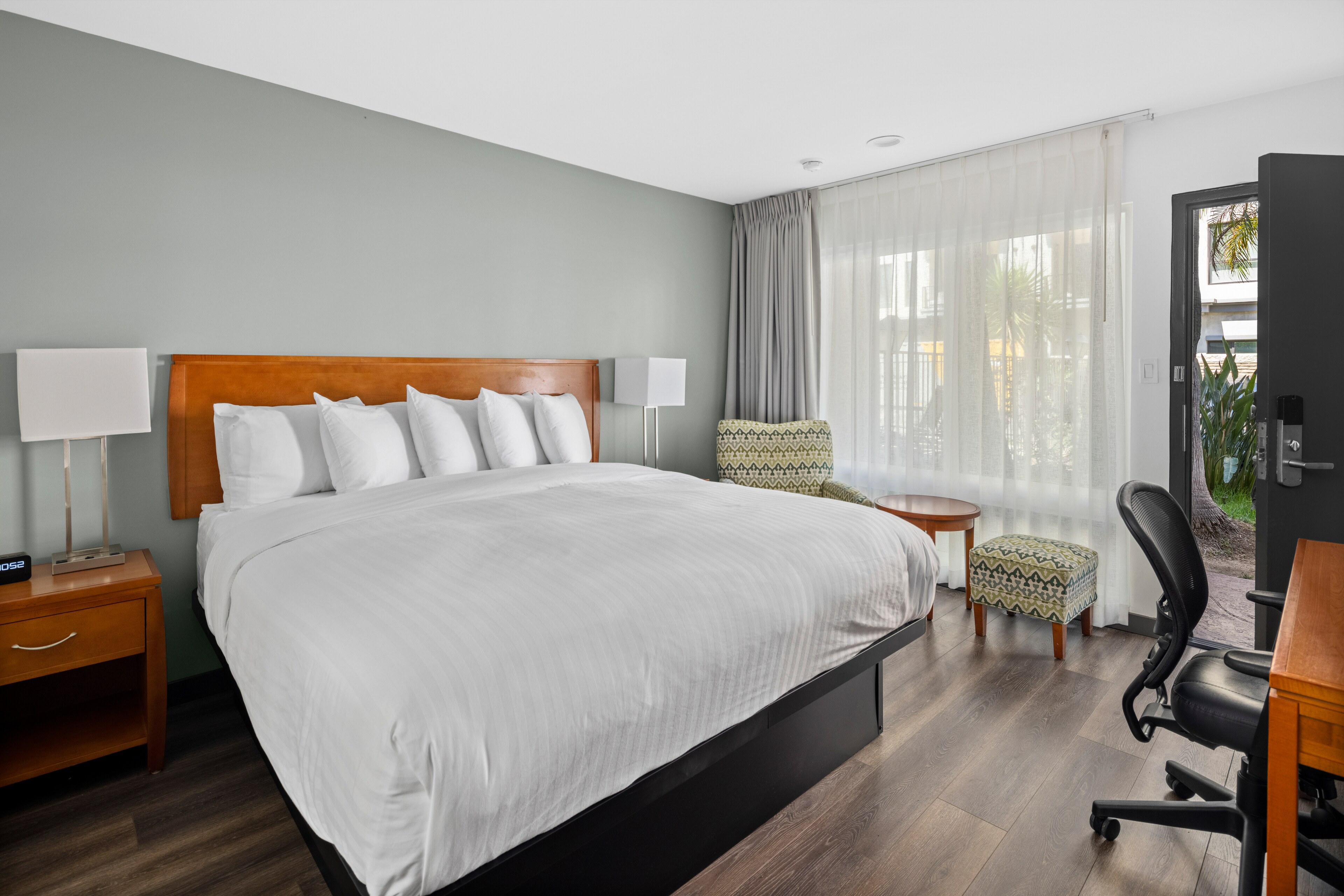 Rooms at Vagabond Inn - Glendale
