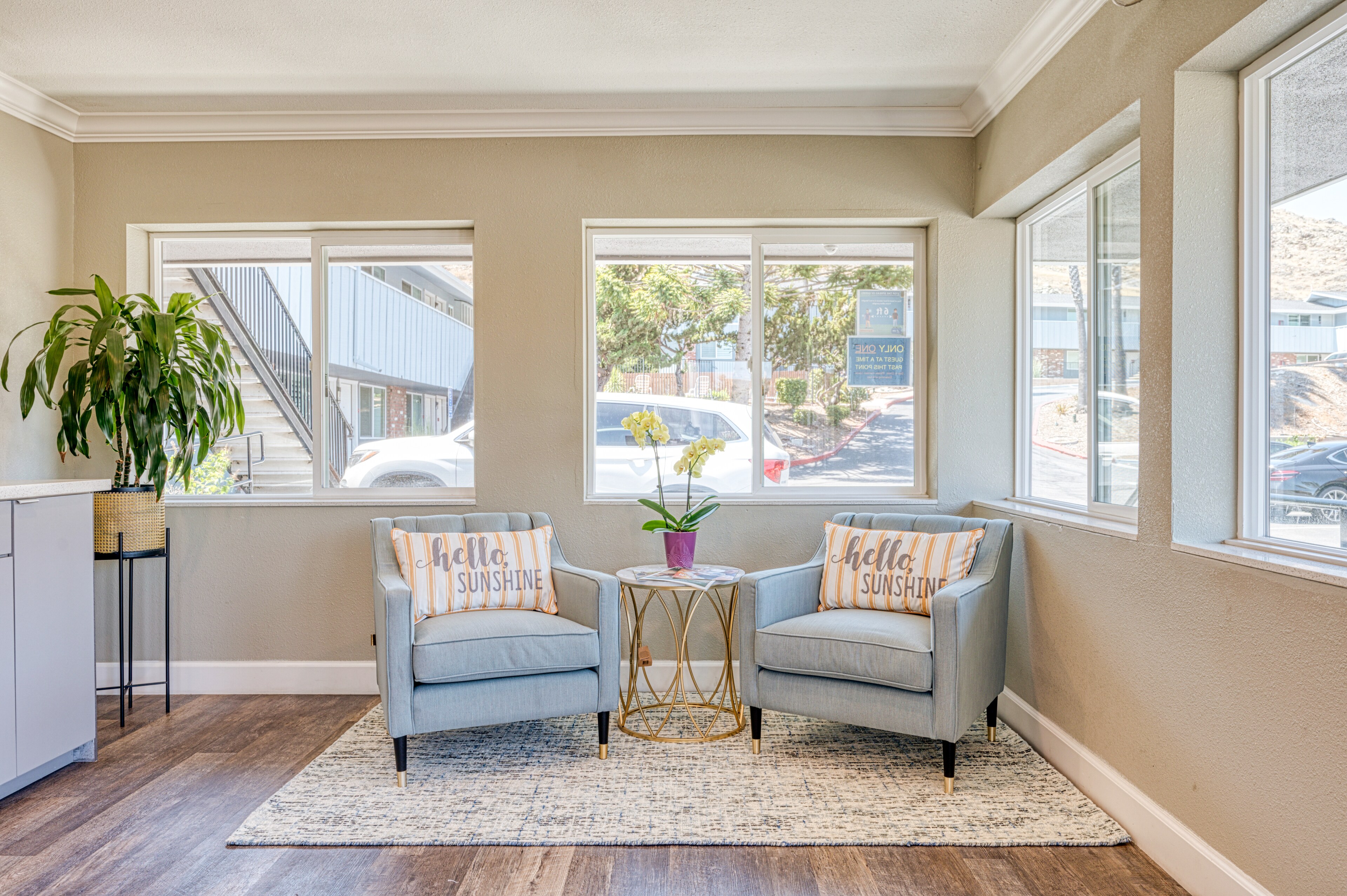 Seating area at Vagabond Inn - San Luis Obispo