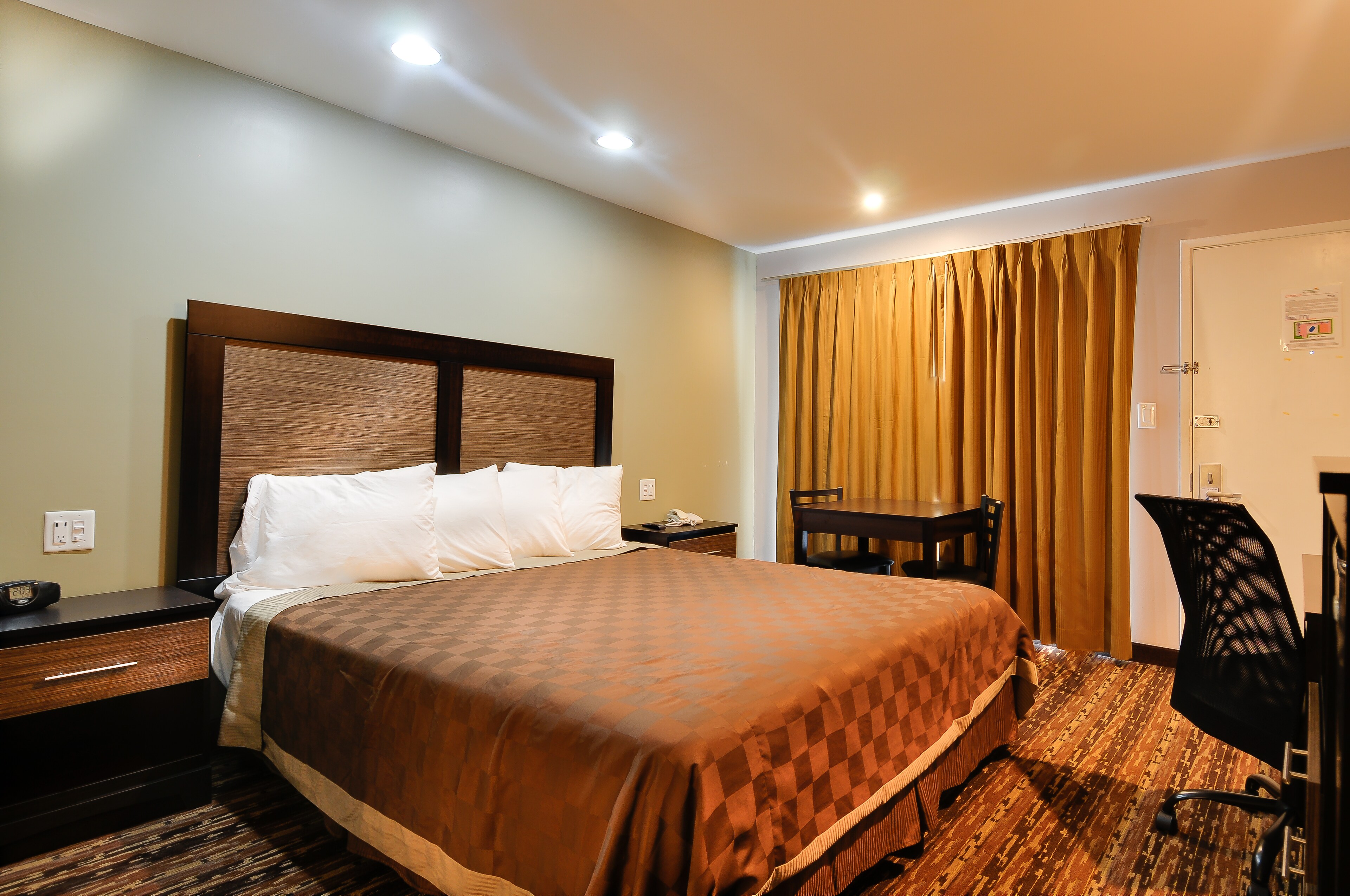 Room and suits available at Vagabond Inn - Sunnyvale