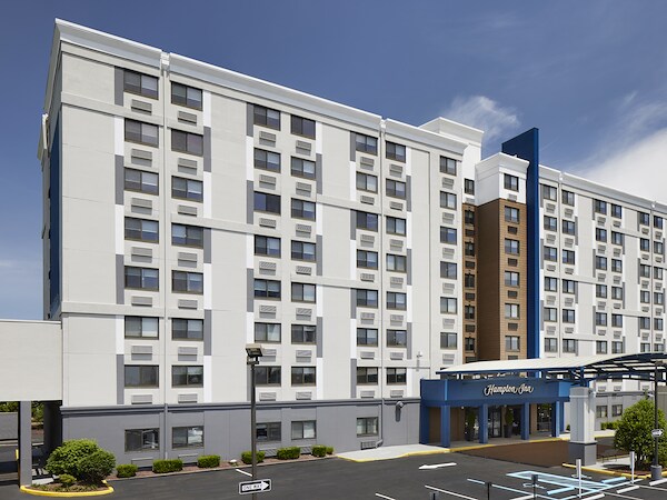 Front View of Hampton Inn, Newark Airport