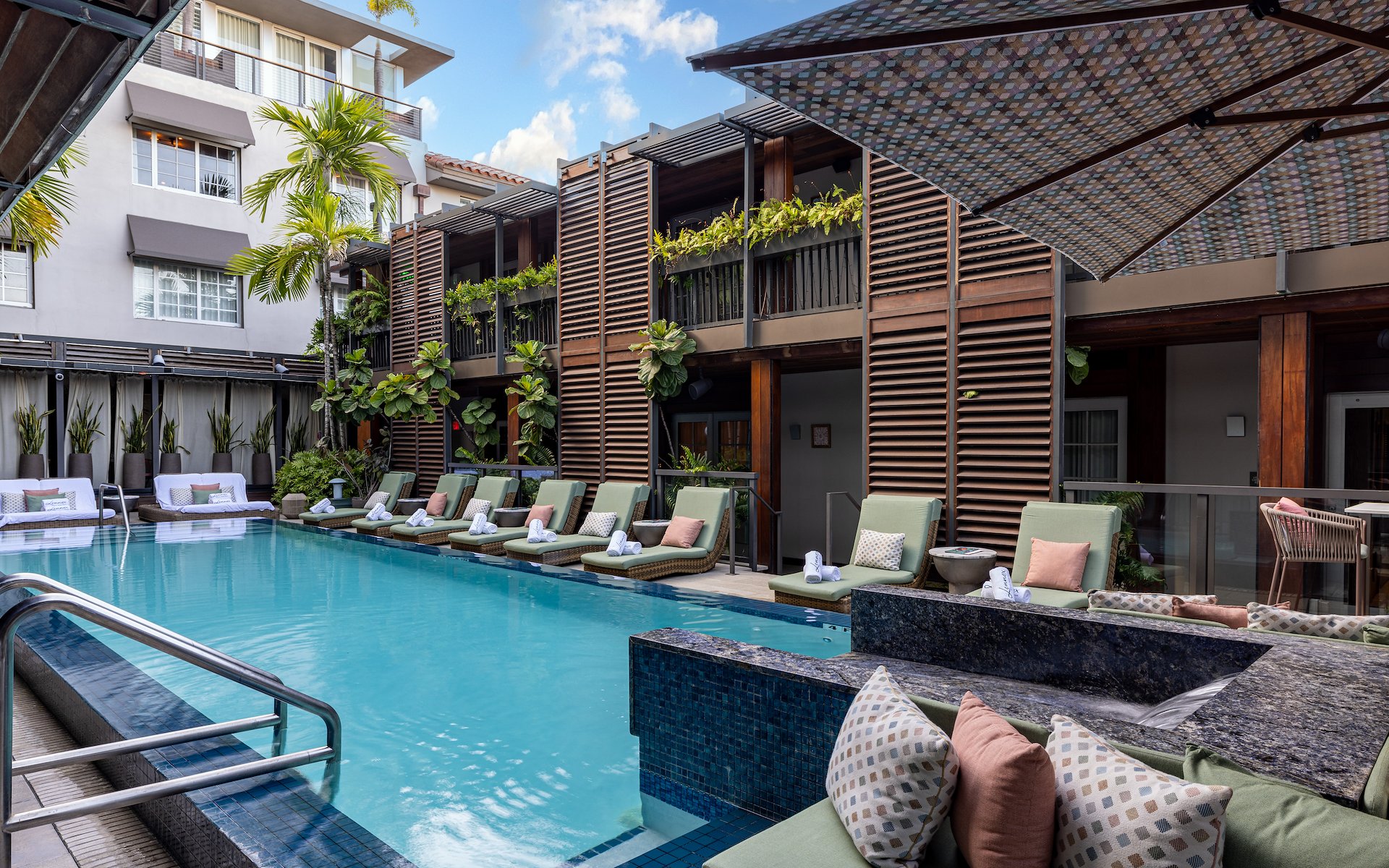 Piscina en LENNOX MIAMI BEACH