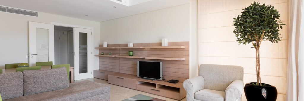 Sala de estar con televisión en As Cascatas Resort & Spa Vilamoura, Quarteira