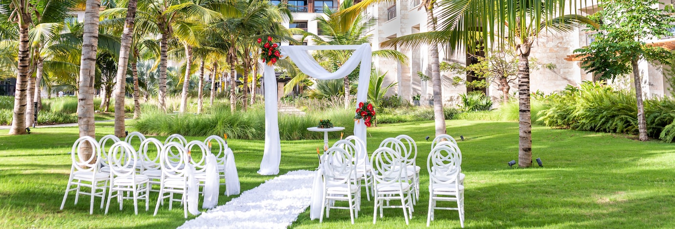 Guide How does a DW work Hyatt-Ziva-Puerto-Vallarta-Beach-Wedding-Detailed