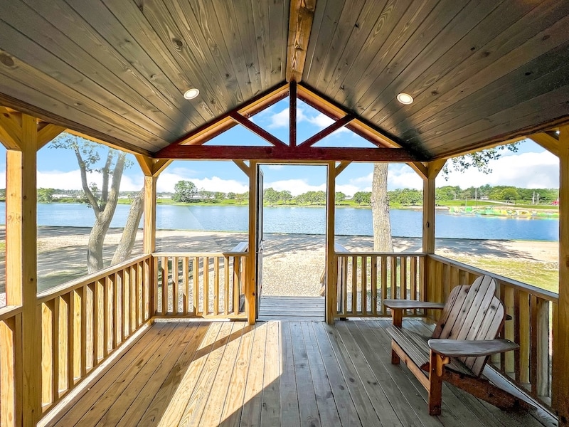 Cindy Bear™ Deluxe Cabin - 6 Person 2-6