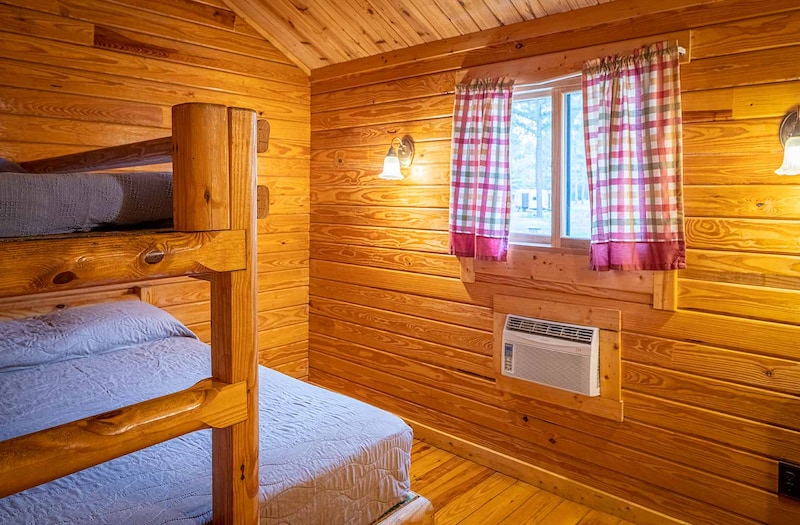 Deluxe Comfort Cabin-11
