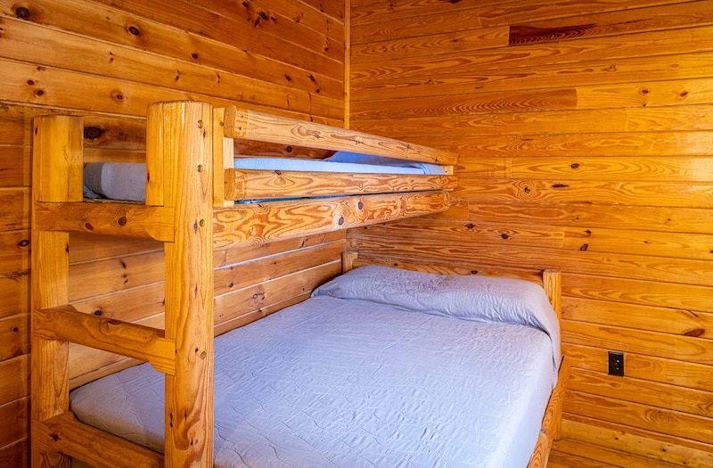 Deluxe Comfort Cabin-6