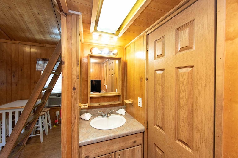 Cindy Bear™ Cabin-7