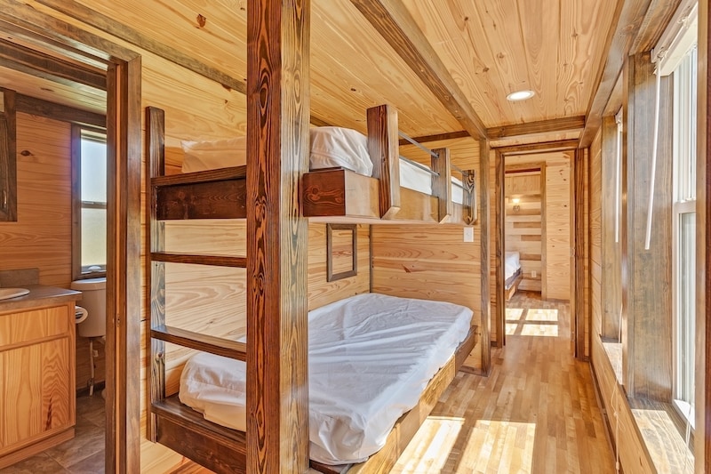 Cindy Bear™ Deluxe Cabin - 6 Person 2-5