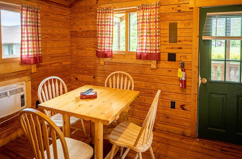 Deluxe Comfort Cabin-4