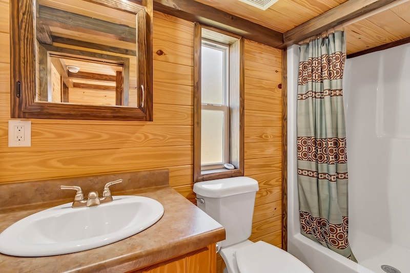 Cindy Bear™ Deluxe Cabin - 6 Person 2-7