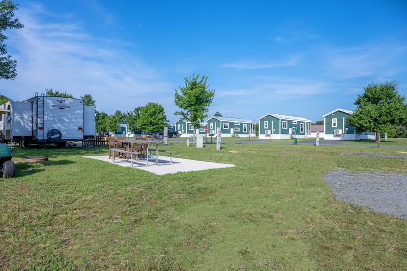 Deluxe Back-In FHU RV Site-2