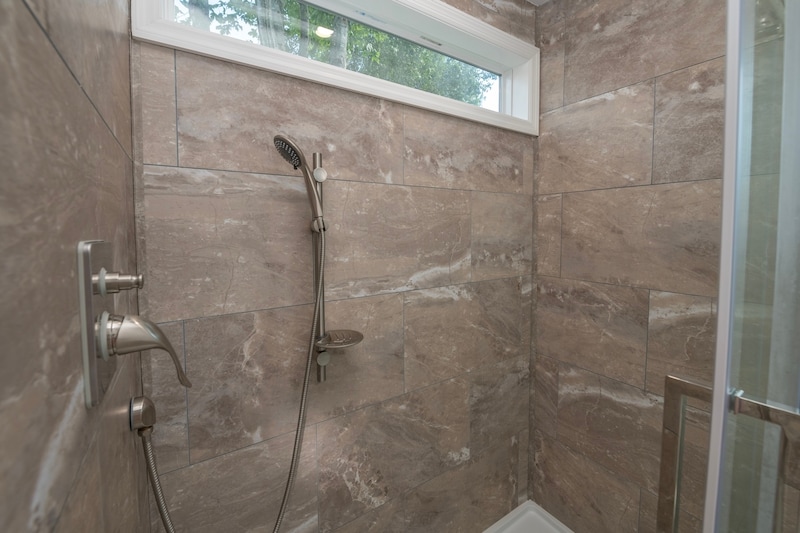 Deluxe Cabin (Queen/3 twin)-19