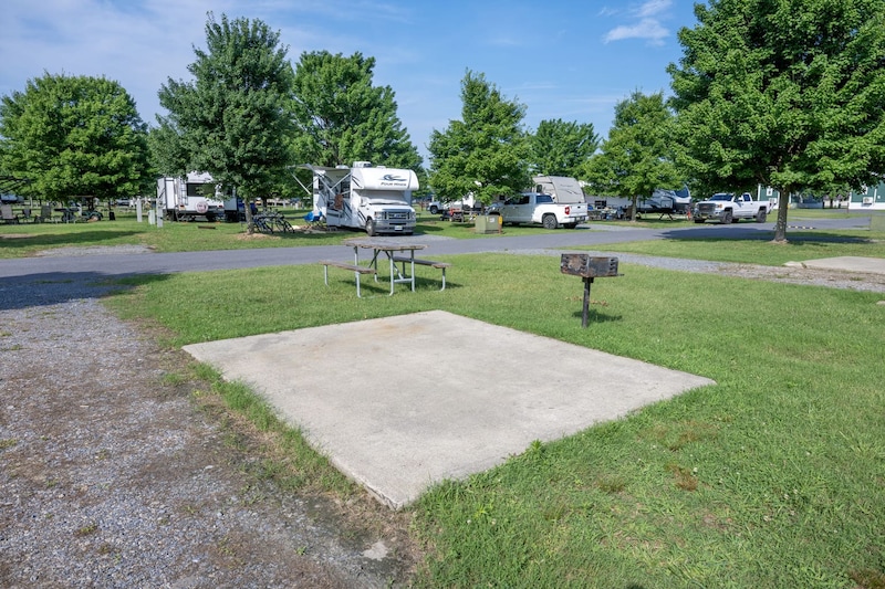 Deluxe Pull-Thru FHU RV Site-1