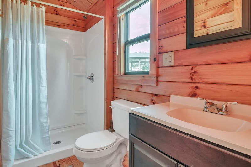 Lake View Yogi Bear™ Deluxe Cabin-5