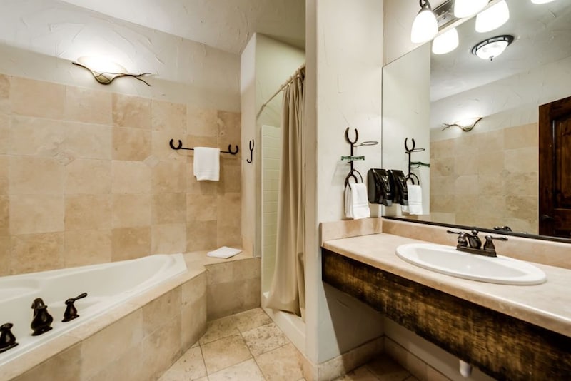 Premium Cabin (2 Queen)-3