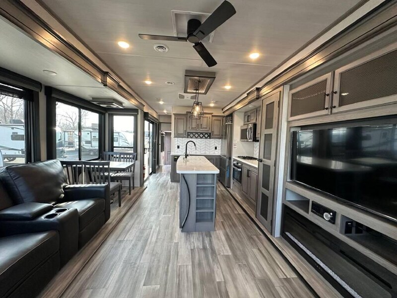 Ranger Smith PREMIUM RV Rental Six Person - Full-Service-2