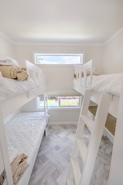 Deluxe Cabin (Queen/3 twin)-14