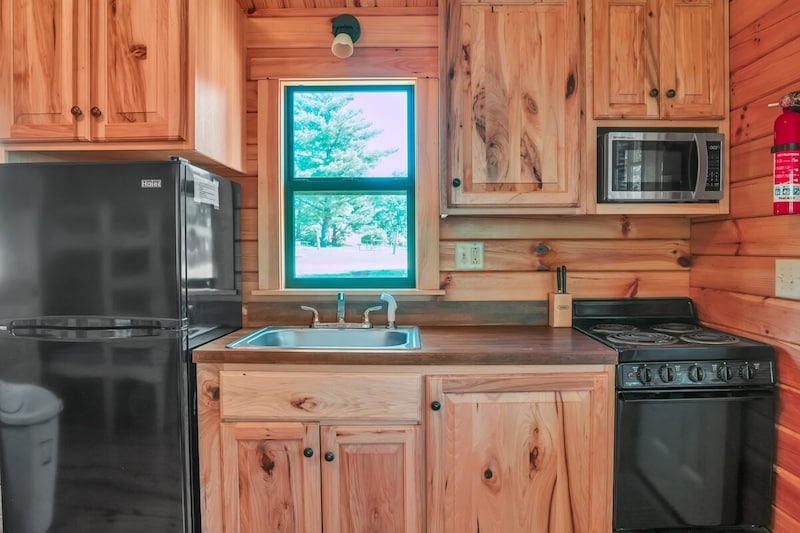 Lake View Cindy Bear™ Deluxe Cabin-3