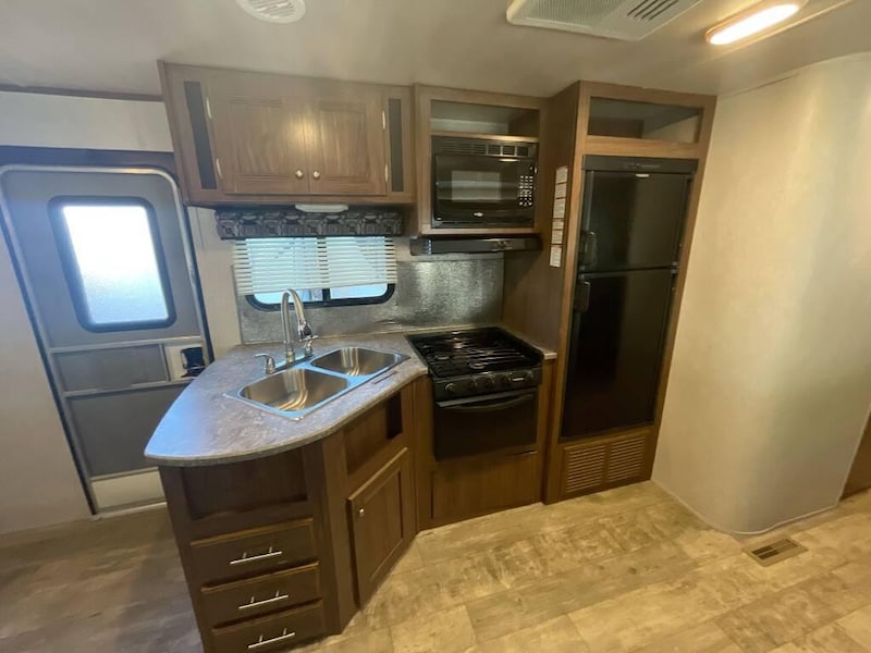 Ranger Smith RV Rental Six Person - Full-Service-3