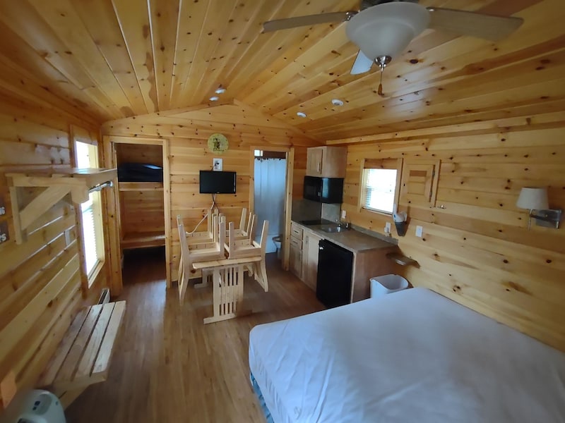 Yogi Bear Full-Service Cabin Four Person-4