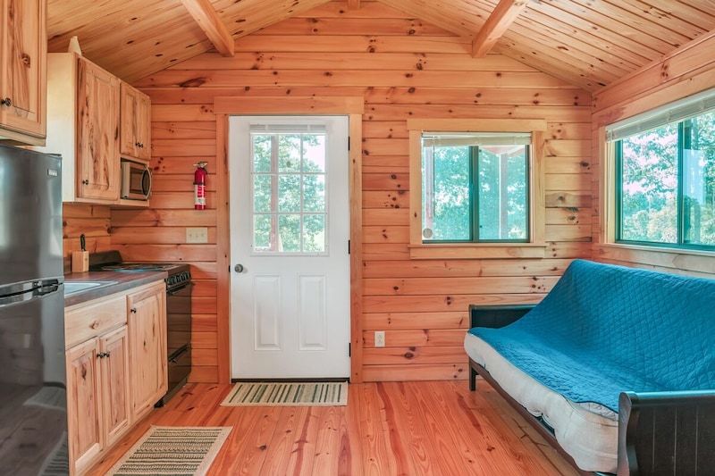 Lake View Yogi Bear™ Deluxe Cabin-3