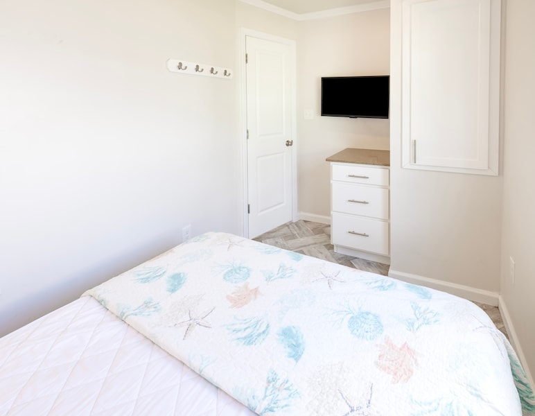 Deluxe Cabin (Queen/3 twin)-11