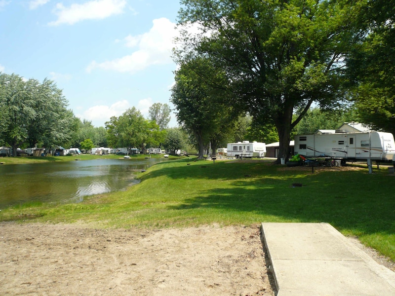 Lakefront Standard Back-In RV/Tent Site-1