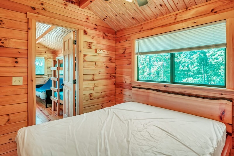 Lake View Yogi Bear™ Deluxe Cabin-4