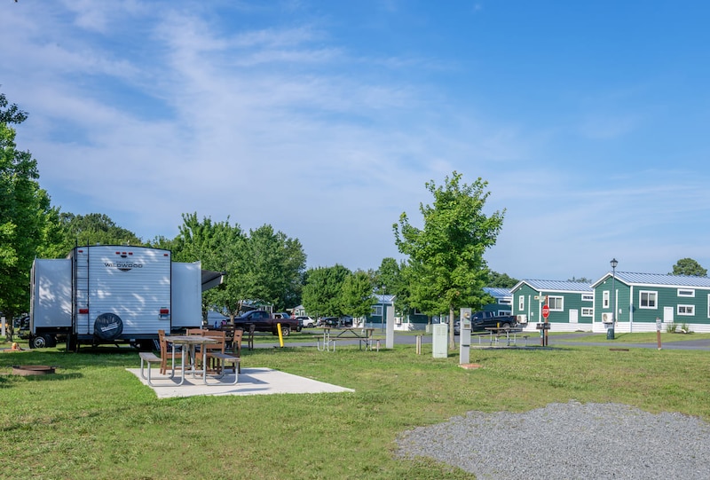 Deluxe Back-In FHU RV Site-4