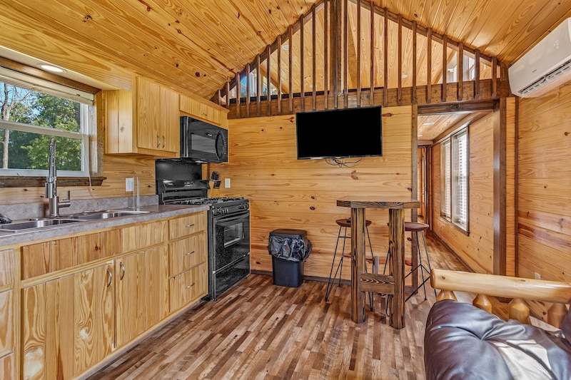 Cindy Bear™ Deluxe Cabin - 6 Person 2-4